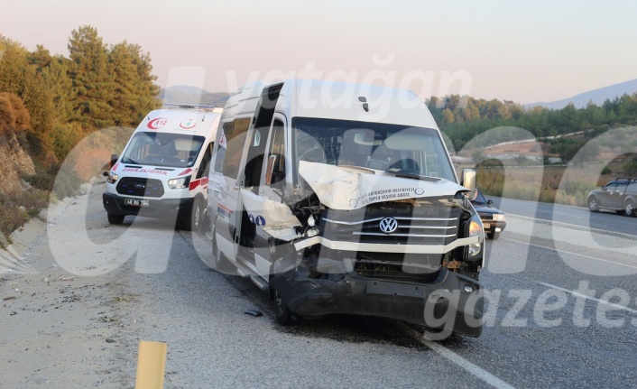 Yolcu minibüsüyle mermer yüklü kamyonet çarpıştı: 14 yaralı