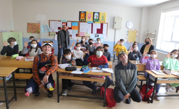 ÇAT KAPI TİYATROSU YATAĞANLI ÖĞRENCİLERLE BULUŞTU