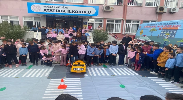 Mobil Trafik Eğitim Tırı öğrencilerle buluştu