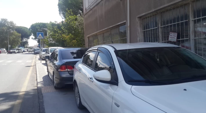Pazara Çıkan Halkımız Soruyor: “Bu Kaldırımlar Yayaların mı,