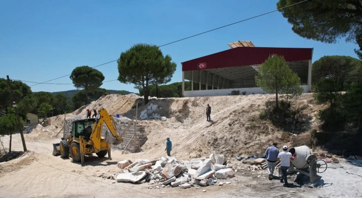 KATRANCI MAHALLESİ’NDE TAŞ İSTİNAT DUVARI ÇALIŞMALARI SÜRÜYOR