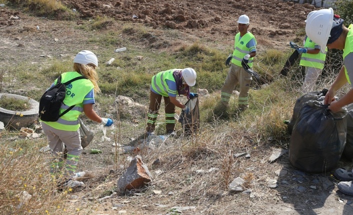 Mesaiyi sonlandırıp yoldaki çöpleri topladılar