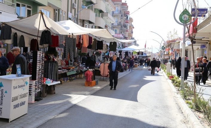 Çarşamba pazarı yeniden Cumhuriyet Caddesi’ne kuruldu