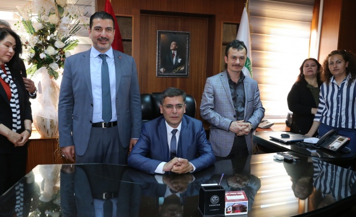 Ve yeni başkan makama oturdu!