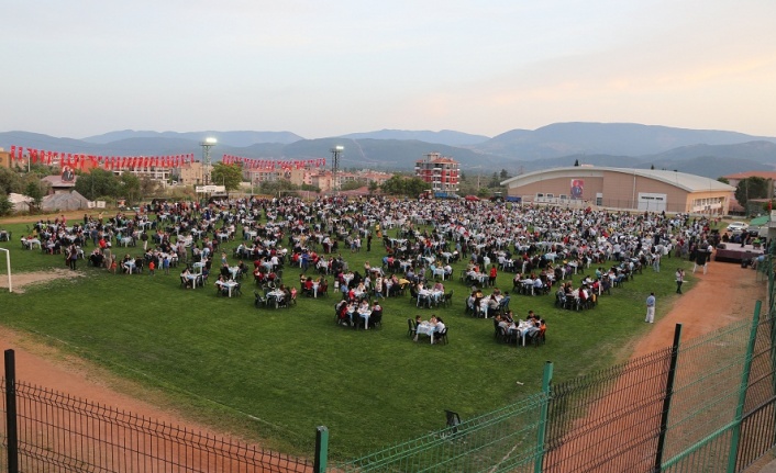 3 bin kişi aynı anda iftar yaptı