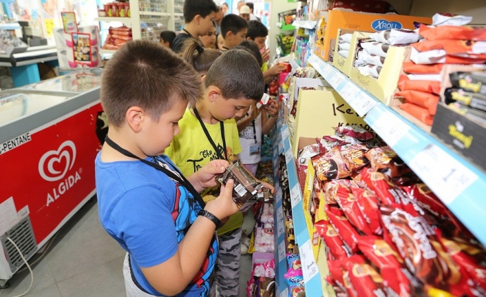 Minik fahri gıda denetçileri, marketleri denetledi