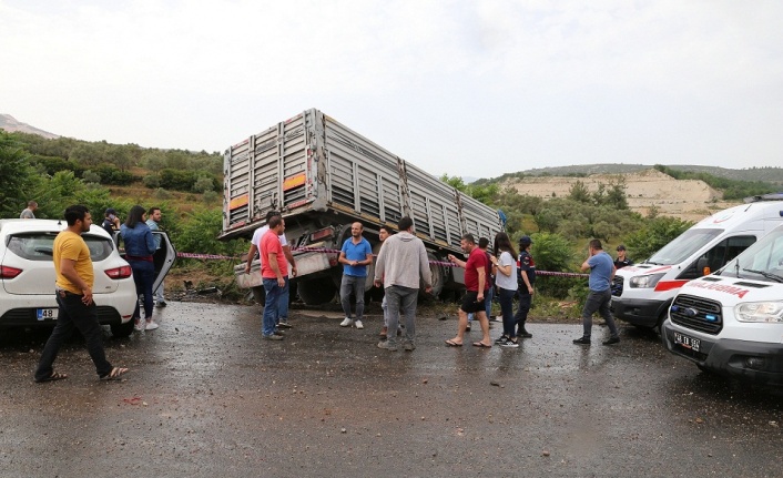 Tırın çarptığı otomobil 50 metrelik şarampole devrildi: 1 ölü, 2 yaralı