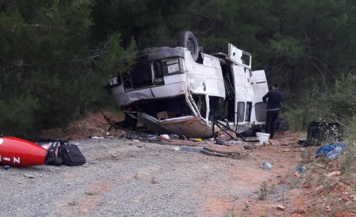 Düğün için giden müzisyenleri taşıyan minibüs takla attı: 5 yaralı
