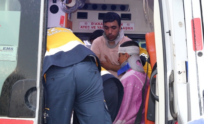 İşçileri memleketine götüren minibüs çekiciye çarptı: 14 yaralı