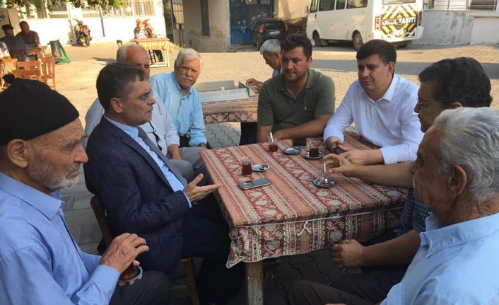 Ayaklarına kadar giderek taleplerini dinliyor