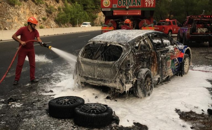 Sakar Geçidi’nde Türk rallicilerin aracı yandı