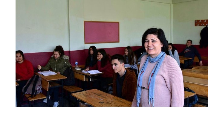 Temizlik işçisi olarak girdiği üniversiteden müzik öğretmeni olarak mezun oldu