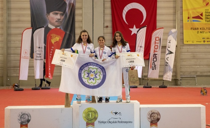 ‘Altın kızlar’ kürsüyü işgal etti