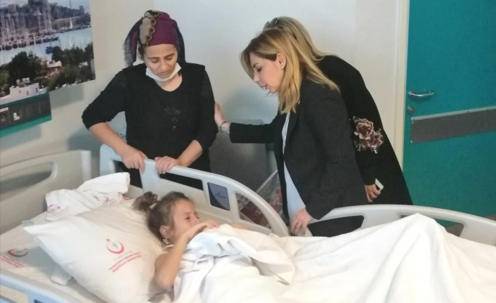 Milletvekili Gökcan’dan kazada yaralanan öğrenciye ziyaret