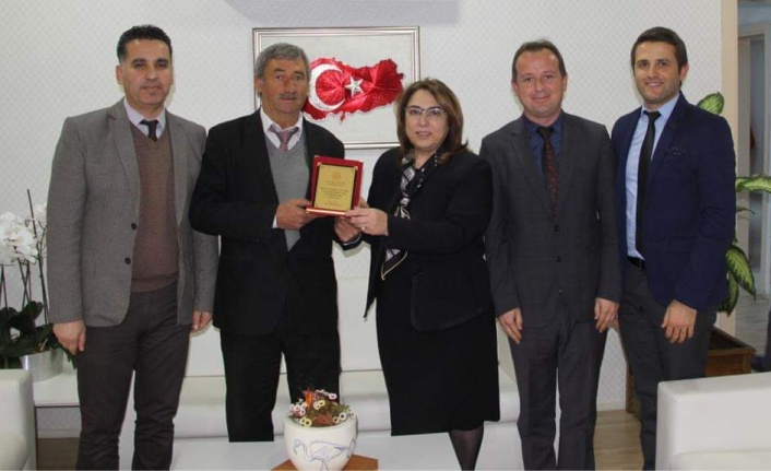 BOĞA GÜREŞİ GELİRİNİ OKULA HARCAYAN KAFACA MUHTARINA PLAKET