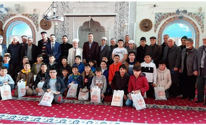 Camiye koştular, namazla buluştular