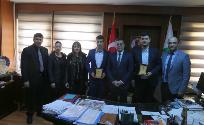 Ödüllü zeytinyağı üreticilerine Toksöz’den plaket