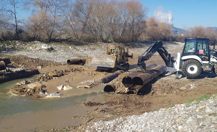 Yatağan Belediyesi bozulan yolları onarıyor