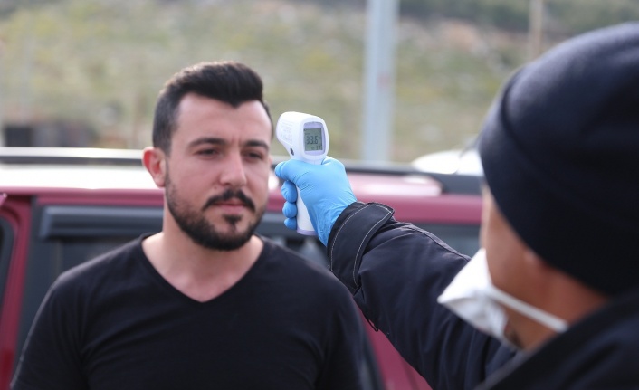 Ateşleri ölçülerek şehre alınıyorlar