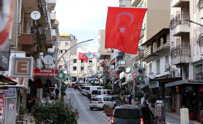İdlib şehitleri için tüm şehri bayraklarla donattılar