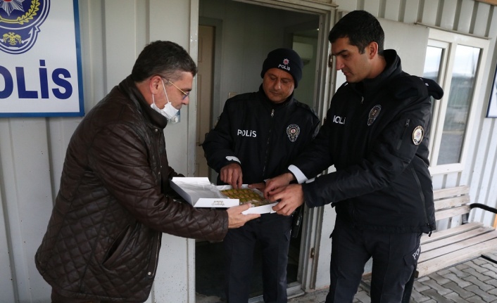 Toksöz’den görevi başındaki polis ve sağlıkçılara ziyaret