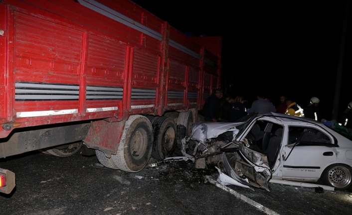 U dönüşü yasak yerden dönen kamyona çarptılar: 1 ölü, 3 yaralı