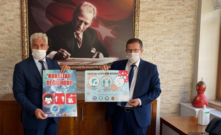 Polislerden afişli mücadele