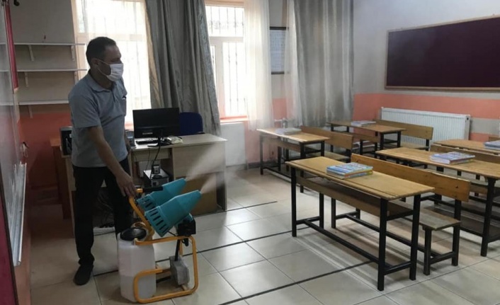 Yatağan Belediyesi, okulları dezenfekte etti