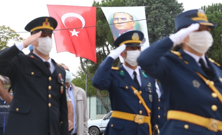 29 Ekim kutlamaları, çelenk töreniyle başladı