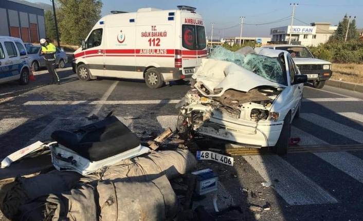 Otomobil tıra çarptı: 1 ölü, 3 yaralı