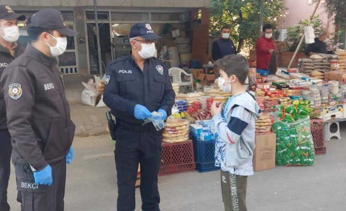 “Polis amcalar ve ablalar” maske dağıttı