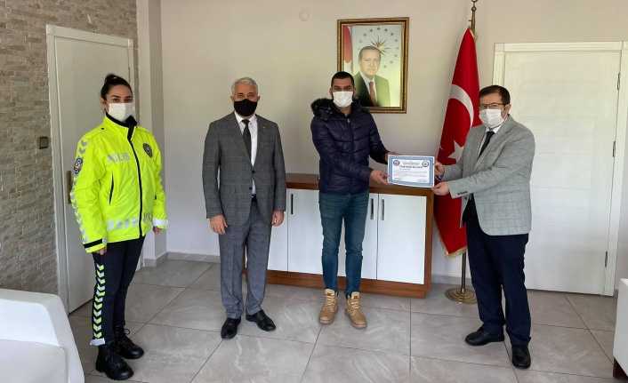 Başarılı polislerin aileleri ödüllendirildi