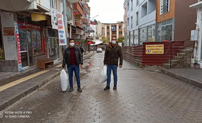 CHP’li gençler, sokak hayvanlarını unutmadı