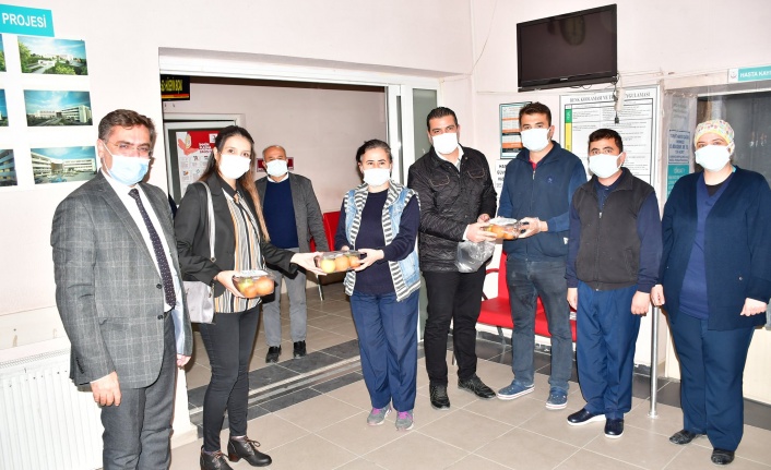 AK Parti, yeni yıla çalışarak giren sağlık çalışanlarını unutmadı