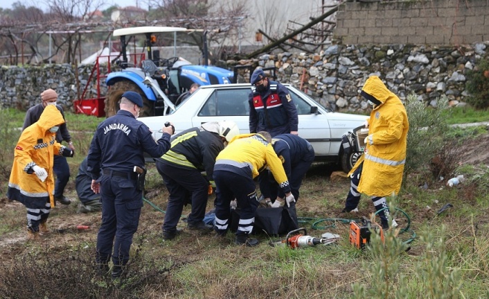 Kendi arabasının altında kalarak öldü