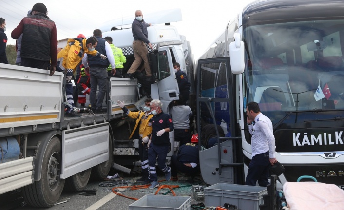 Tırda sıkışan sürücü, 1 saatlik operasyonla kurtarıldı