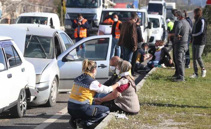 Bozarmut’ta 4 araç birbirine girdi!