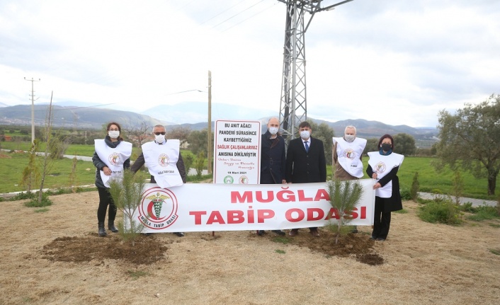 Kovid-19 şehitleri için fidan diktiler