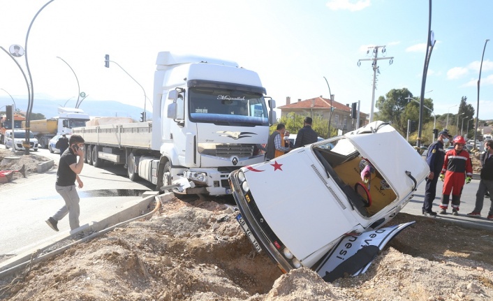 İnönü Bulvarı’nda tır otomobili biçti!