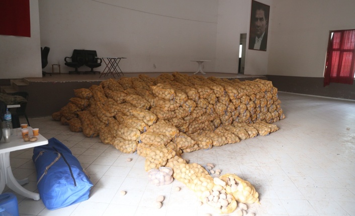 Yatağan’daki ihtiyaç sahiplerine patates dağıtılıyor