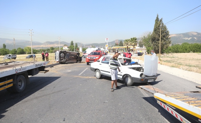 İki araç birbirine girdi: 3 yaralı