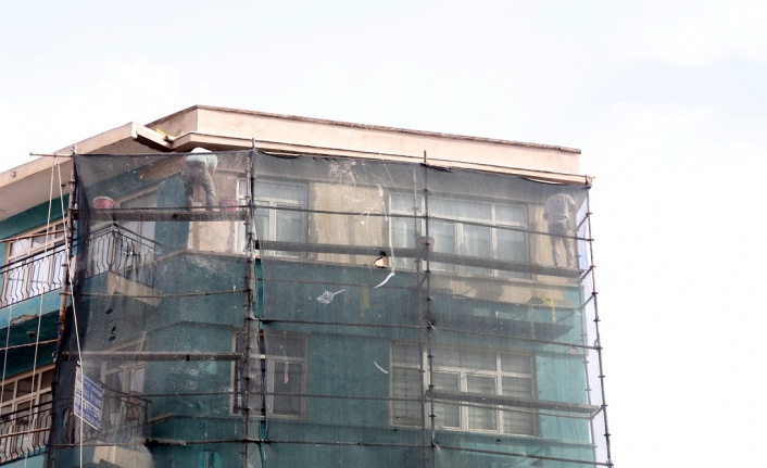 İnşaat işçilerinin tehlikeli çalışması yürekleri ağza getirdi