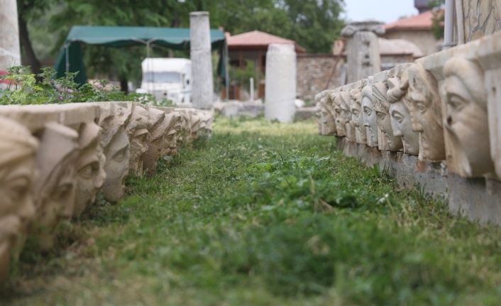 Stratonikeia’da 62 mask gün yüzüne çıkartıldı