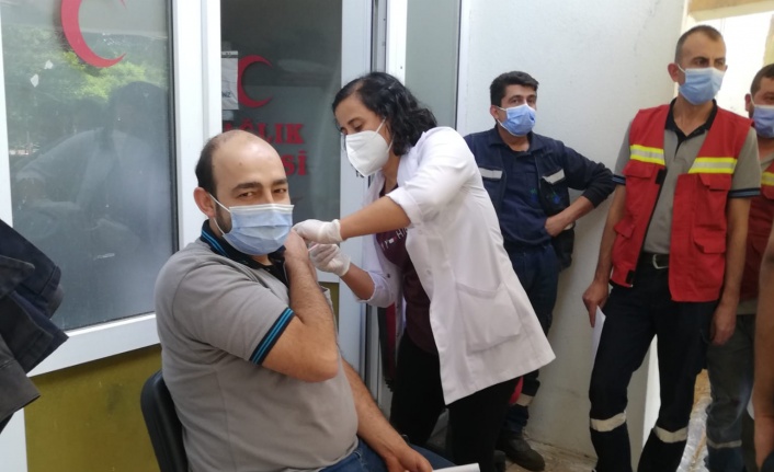 Enerji işçileri, işyerinde aşılanıyor