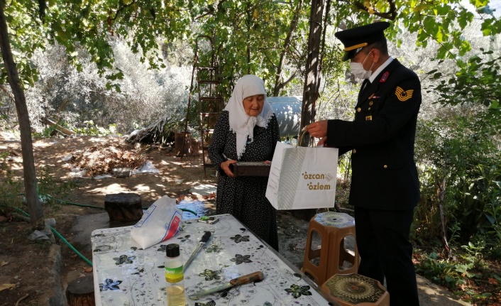 Jandarma ve emniyet, şehit aileleri ve gazileri unutmadı