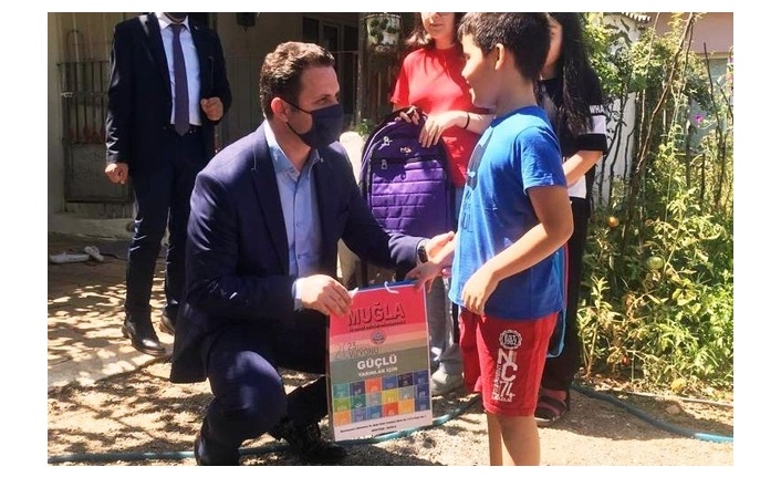 MUĞLA’DA AFETZEDE ÖĞRENCİLERE KIRTASİYE YARDIMI YAPILDI