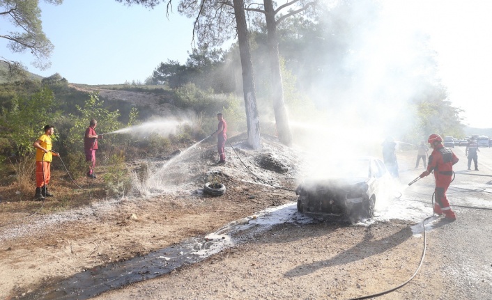 Yanan aracın alevleri, ormana sıçramadan söndürüldü