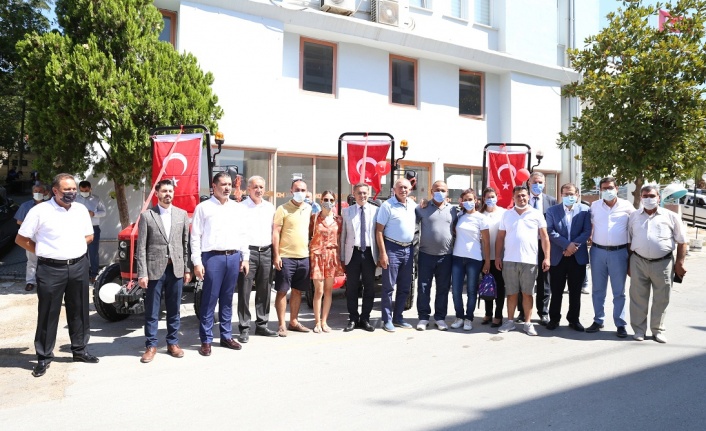 Yangına müdahale ederken traktörlerinden olanlara 0 kilometre traktör