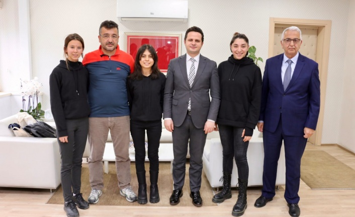 AVRUPA ŞAMPİYONU HAZAL, MİLLİ EĞİTİM MÜDÜRÜ EMRE ÇAY'I ZİYARET ETTİ