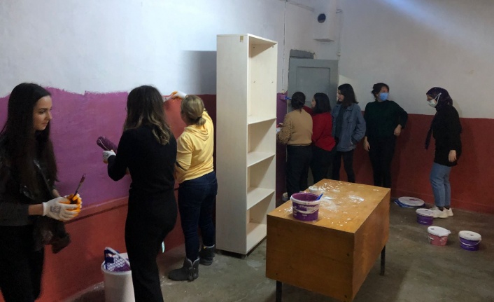 ÖĞRETMEN ADAYI ÜNİVERSİTE ÖĞRENCİLERİ KÖY OKULLARININ KÜTÜPHANELERİ BOYADILAR